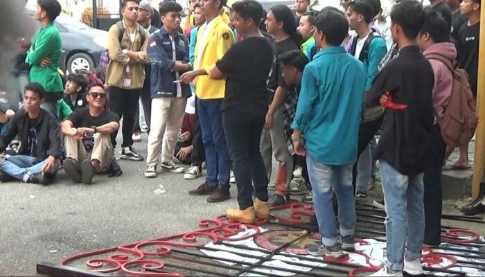 Demo Mahasiswa Ricuh, Pintu Pagar Rudis Gubernur Gorontalo Roboh