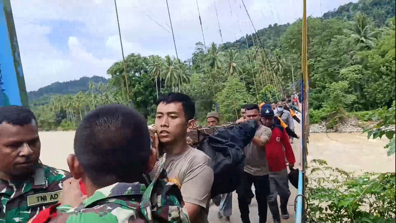 Evakuasi Korban Longsor