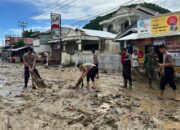 Polisi dan TNI Dikerahkan Bersihkan Lumpur Pasca Banjir Bandang Talumolo