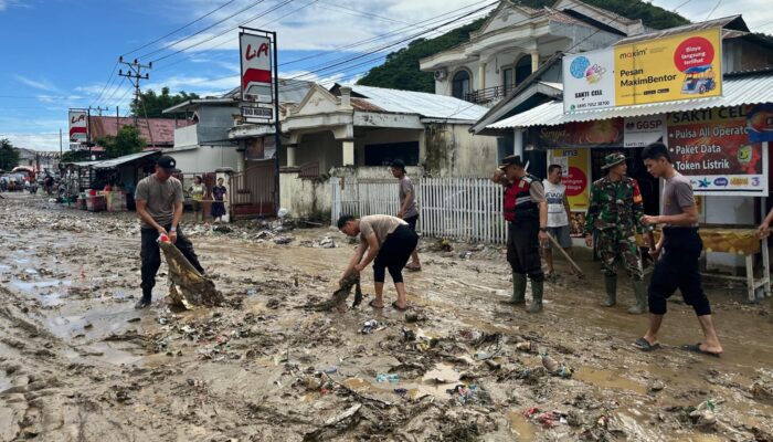 Polisi dan TNI Dikerahkan Bersihkan Lumpur Pasca Banjir Bandang Talumolo