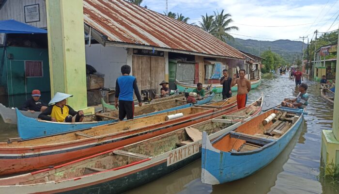 Berkah Nelayan, Ojek Perahu di Tengah Banjir Gorontalo