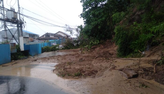 Longsor Tutup Jalan Depan Tempat Pelelangan Ikan di Kota Gorontalo