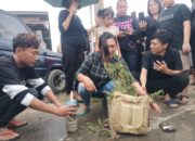 Tangis Haru Keluarga Korban Penikaman di Depan SPBU Marisa