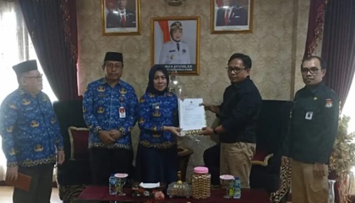 KPU Gorontalo Utara Serahkan Dokumen Penetapan Caleg Terpih ke Penjabup