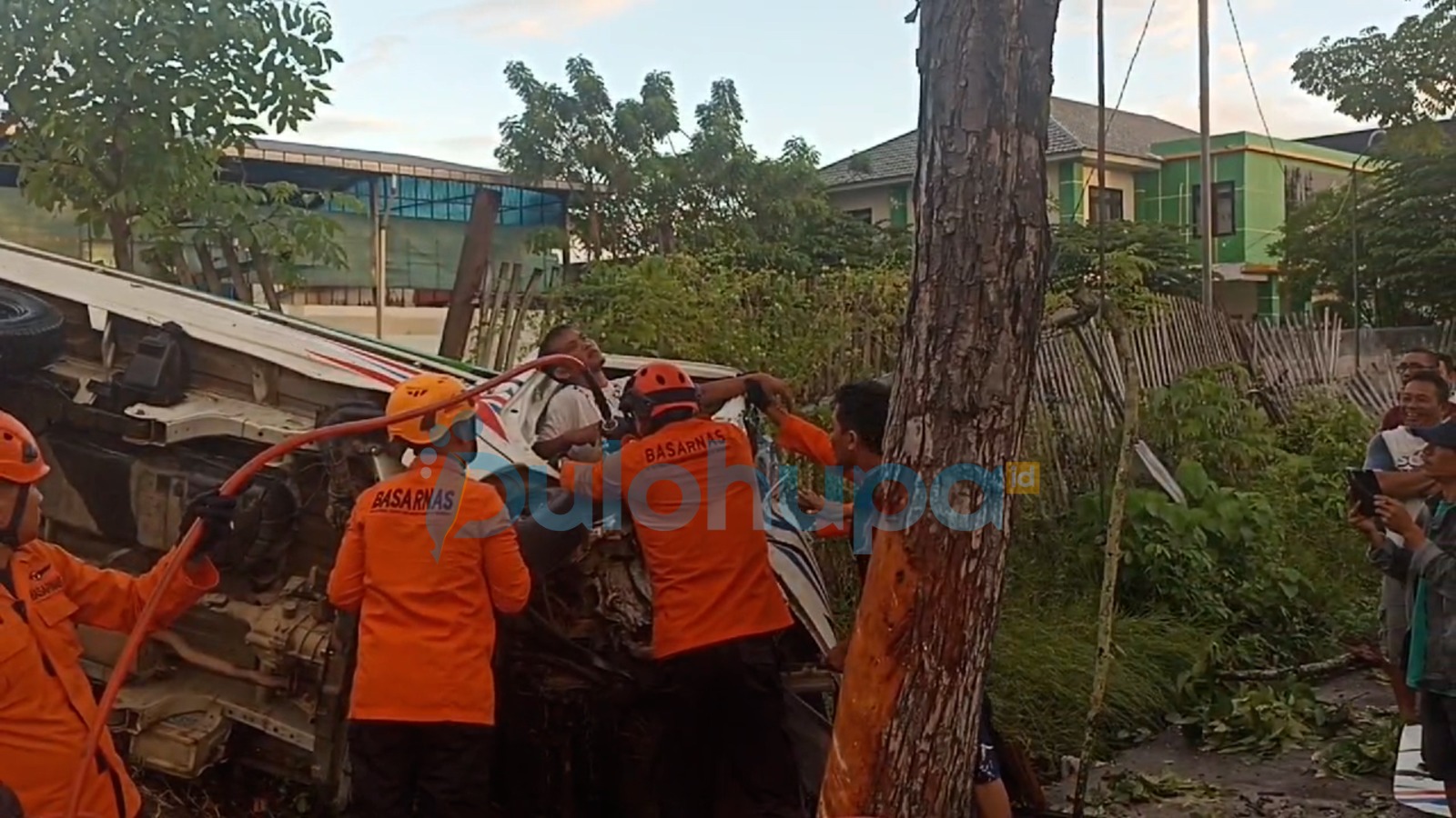 Kronologi-Mobil-pick-up-menabrak-pohon-dan-terbalik-di-kota-gorontalo-dulohupa.id-