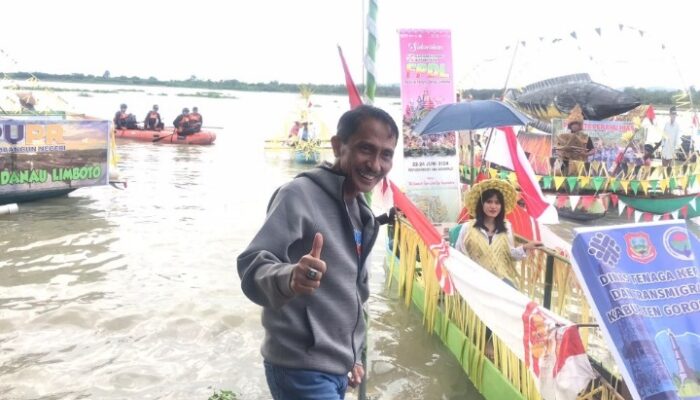 Arak-arakan Perahu Hias Semarakan Festival Pesona Danau Limboto