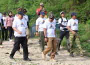Kapolda Gorontalo Bersama PJU Hiking di Kawasan Pegunungan