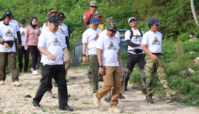 Kapolda Gorontalo Bersama PJU Hiking di Kawasan Pegunungan
