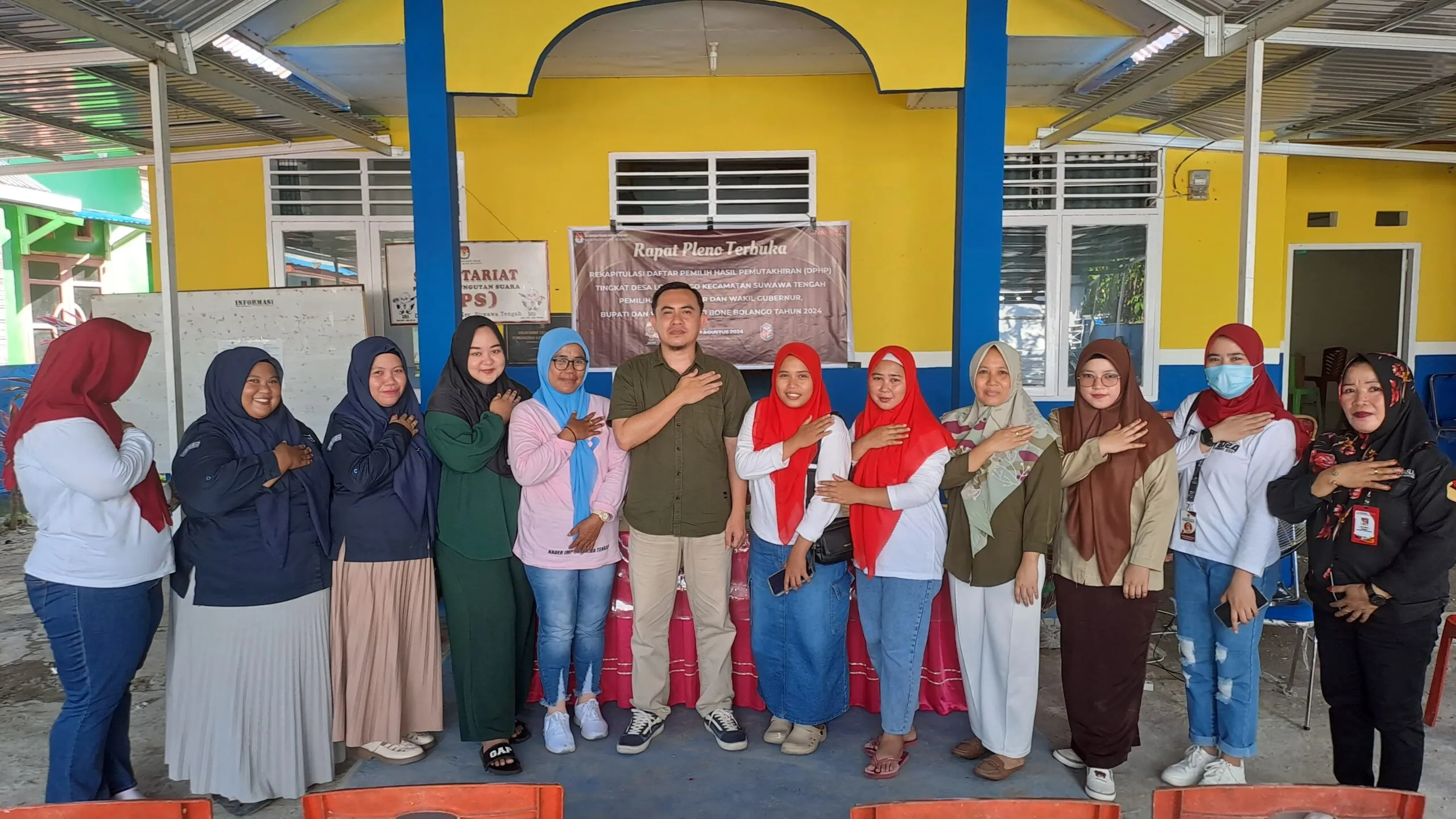 Kadiv Perencanaan Data dan Informasi KPU Bone Bolango, Adnan Berahim foto bersama PPS usai Rapat Pleno Rekapitulasi DPHP (Foto: dok KPU Bone Bolango)