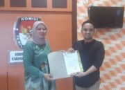 Anggota KPU Gorut Terima Pendaftaran Pemantau Pilkada Serentak