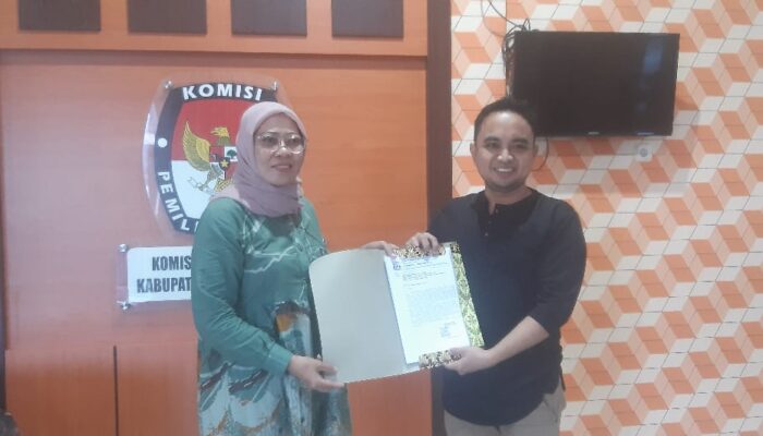 Anggota KPU Gorut Terima Pendaftaran Pemantau Pilkada Serentak