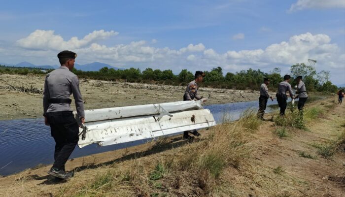 Polda Gorontalo Bantu KNKT Evakuasi Puing Pesawat Sam Air yang Jatuh