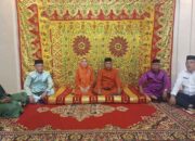 Sambut Pejabat Sekda Kabupaten Gorontalo DWP Gelar Prosesi Adat Mopotilolo