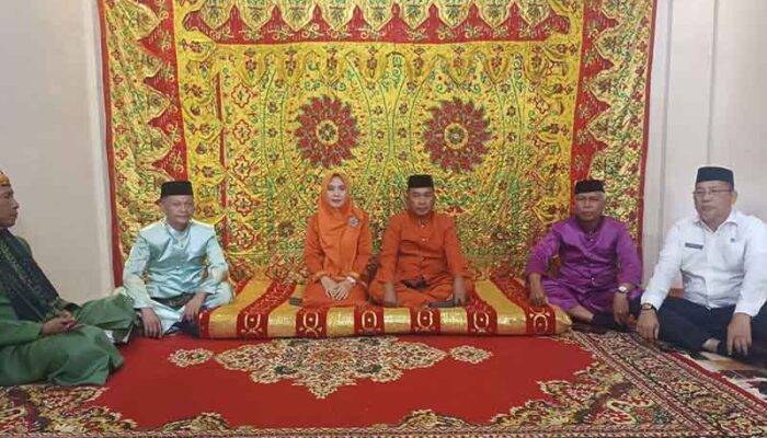 Sambut Pejabat Sekda Kabupaten Gorontalo DWP Gelar Prosesi Adat Mopotilolo
