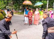 Tiba di Rudis, Pjs. Bupati Gorontalo Sukri Botutihe Disambut dengan Adat Mopotilolo