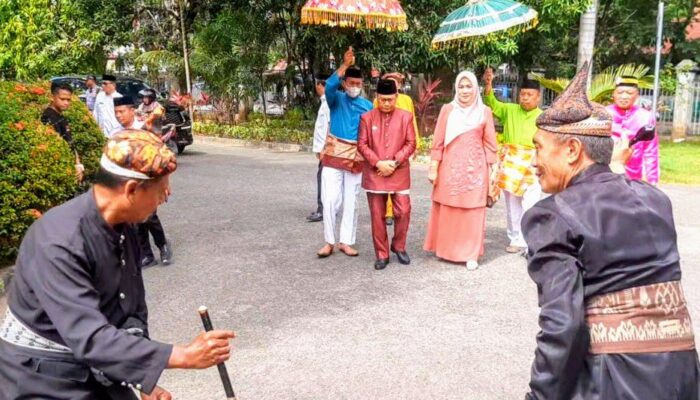 Tiba di Rudis, Pjs. Bupati Gorontalo Sukri Botutihe Disambut dengan Adat Mopotilolo