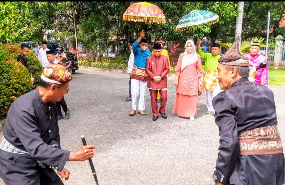 prosesi-adat-penyambutan-pimpinan-daerah-gorontalo-Adat-Mopotilolo-dulohupa.id