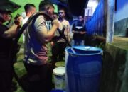 Polda Gorontalo Bantu Distribusi Air Bersih ke Warga Talumolo