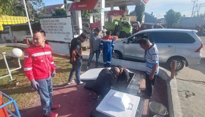SPBU Marisa Bersihkan Tangki Penampung BBM Terisi Air