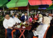 Usai Debat Kandidat, Tonny-Marten Borong Makanan Pedagang di Taruna Remaja