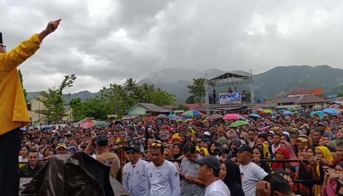 Hujan Tak Gugurkan Antusias Ribuan Warga yang Padati Kampanye Monologis IRIS