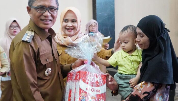 Pemkot Gorontalo Beri Bantuan Susu untuk Balita Berisiko Stunting