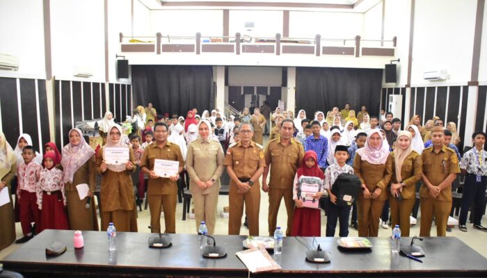 Siswa SD-SMP di Kota Gorontalo Terdampak Banjir Terima Bantuan Perlengkapan Sekolah