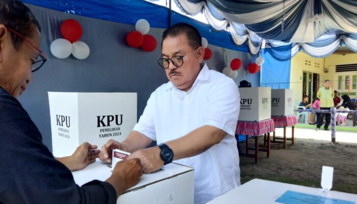 Ditemani Keluarga, Tonny Uloli Gunakan Hak Pilih di TPS Tumbihe