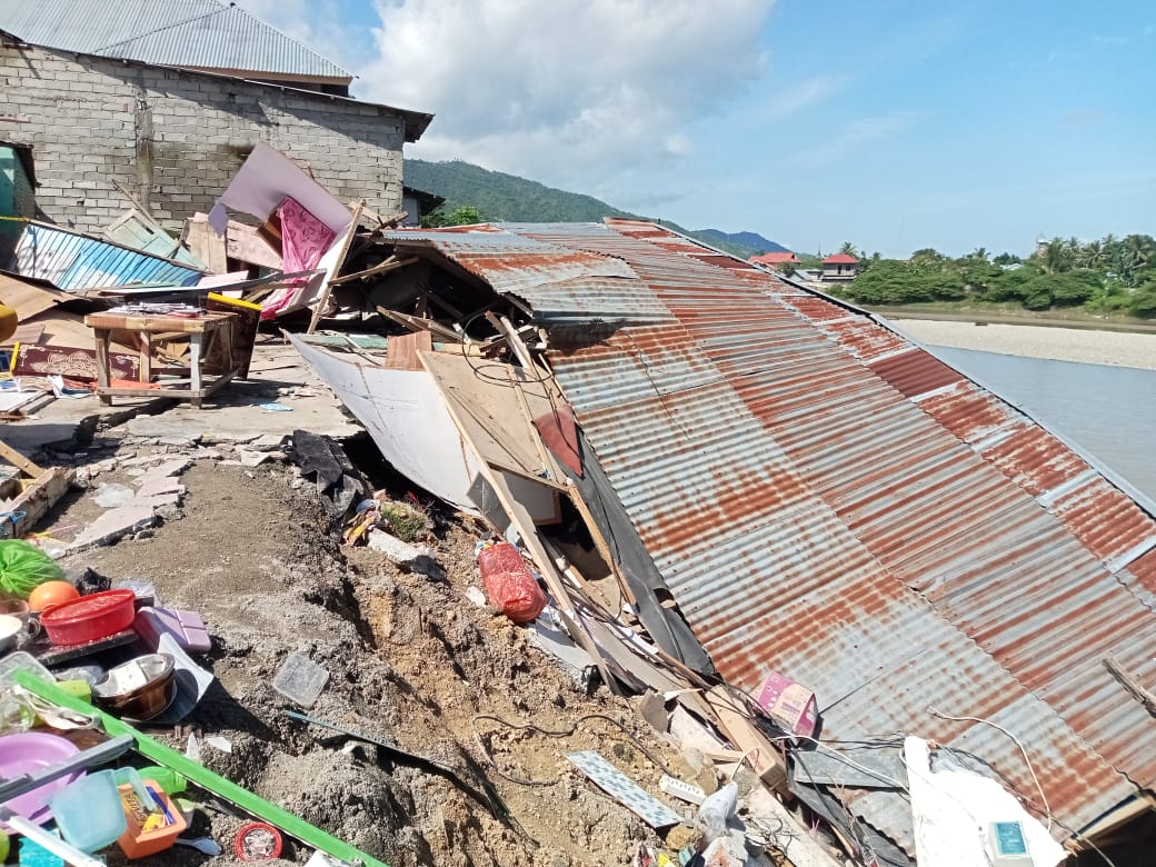 Rumah Roboh Gorontalo