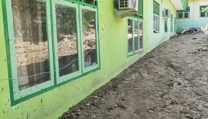 Lumpur di MTS Negeri 1 Pohuwato Setinggi 1 Meter, Nyaris Sentuh Jendela Sekolah