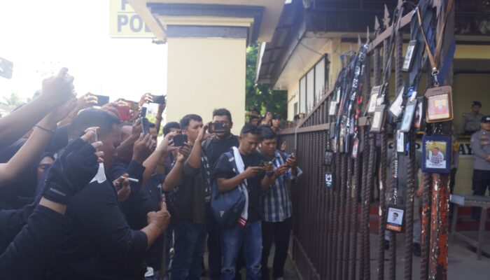 Jurnalis Demo Polda Gorontalo Terkait Kekerasan Terhadap Wartawan RTV