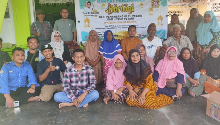 Jum’at Berbagi, Penambang Pohuwato Serahkan 150 Sak Pupuk Phonska ke Petani