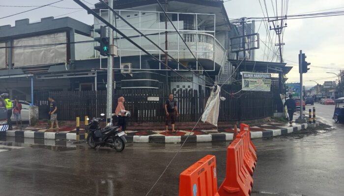Kabel Listrik Menjuntai ke Jalan Nani Wartabone, Polisi Alihkan Arus Lalu Lintas