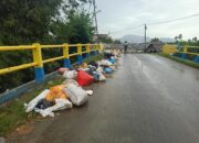 Sampah Menumpuk di Jembatan Ampi Hulawa, Warga Keluhkan Bau Tak Sedap