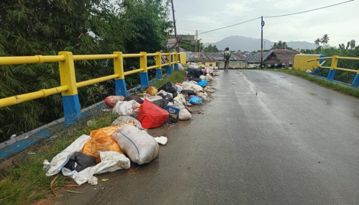 Sampah Menumpuk di Jembatan Ampi Hulawa, Warga Keluhkan Bau Tak Sedap