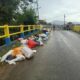 Sampah di jembatan