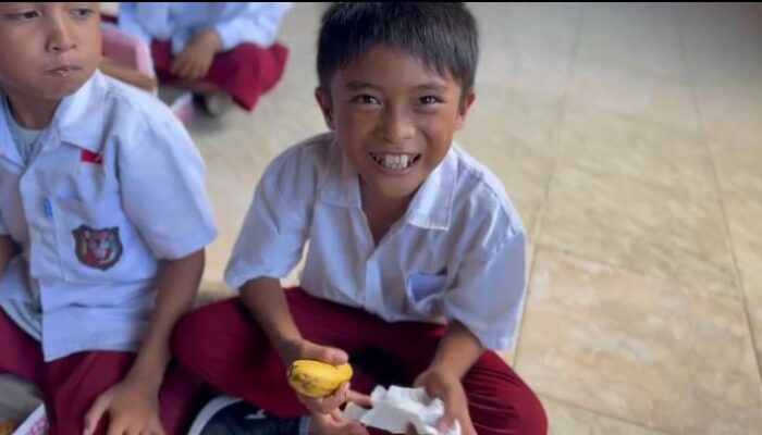 Viral! Siwa SD di Bone Raya Bawa Pulang Makanan Gizi Gratis untuk Ibunya