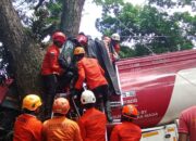 Tim SAR Evakuasi Korban Terjepit Truk Pertamina usai Tabrak Pohon di Pontolo