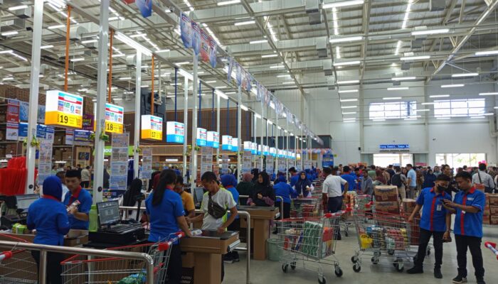 Resmi Dibuka, Warga Berburu Promo di Indogosir Gorontalo