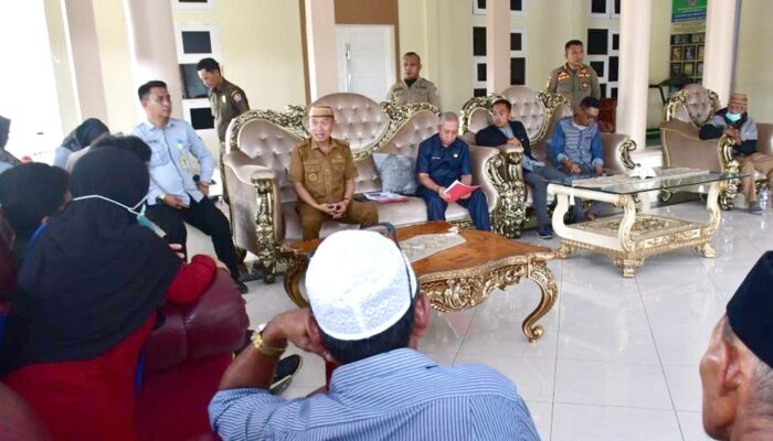 Diduga Lakukan Asusila, Warga Temui Bupati Pohuwato Minta Kades Patuhu Dicopot