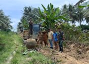 Karang Taruna dan Penambang Pohuwato Bantu Keruk Sedimen di Saluran Sawah Duhiadaa