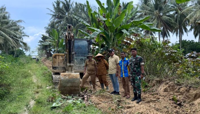 Karang Taruna dan Penambang Pohuwato Bantu Keruk Sedimen di Saluran Sawah Duhiadaa