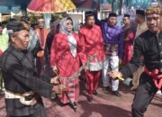 Jabatannya Berakhir, Suharsi Igirisa Jalani Adat Modepito