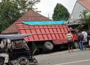 Truk Pengangkut Air Mineral Tabrak Pagar Rumah di Limboto