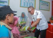 Pemkab Pohuwato Serahkan Bantuan 96.400 kg Benih Padi ke Petani