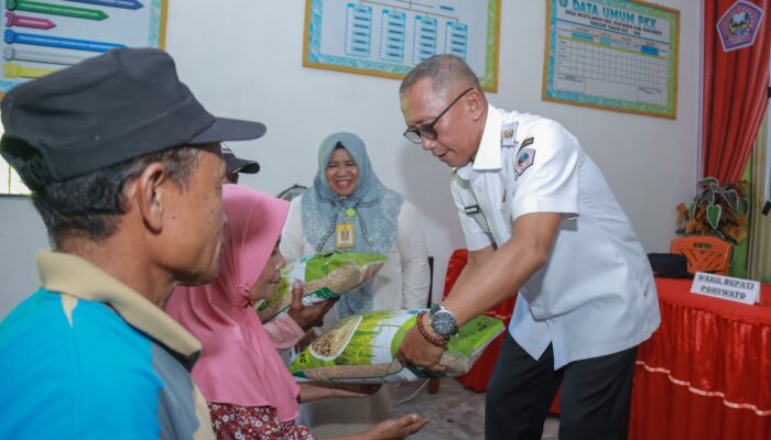 Pemkab Pohuwato Serahkan Bantuan 96.400 kg Benih Padi ke Petani