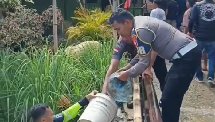 Ditlantas Polda Gorontalo Terjun ke Saluran bantu Padamkan Rumah Terbakar