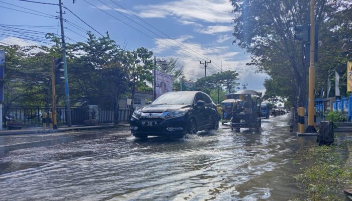 Waspada! Jalan Berlubang Digenangi Air di Kota Gorontalo