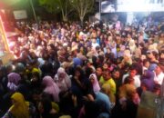 Ribuan Warga Serbu Pembagian Zakat di Kediaman Rahmijati Jahja