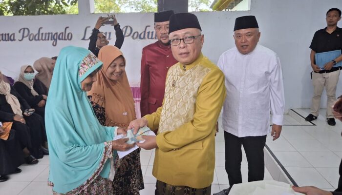 Bupati Sofyan Serahkan BLT ke Warga Desa Huidu
